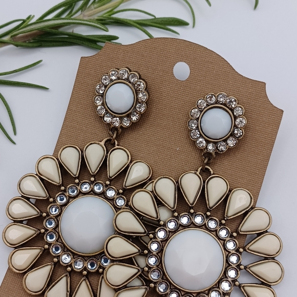 Vintage Avon Large Flower Earrings - Picture 3 of 8